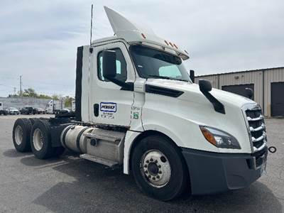 Freightliner Cascadia 126 Day Cab Truck - 400HP, 12 Speed Automatic
