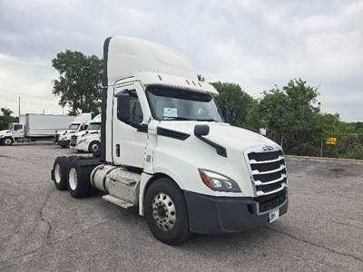 Freightliner Cascadia 126 Day Cab Truck - Cummins 450HP, 10 Speed Automatic