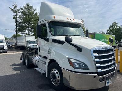 Freightliner Cascadia 126 Day Cab Truck - 455HP, 10 Speed Manual