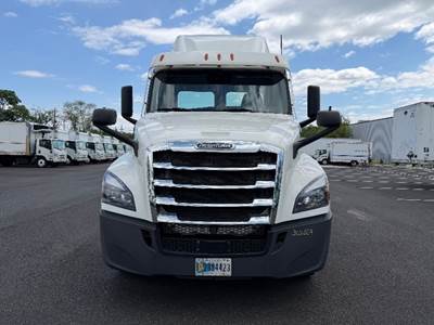 Freightliner Cascadia 126 Single Axle Day Cab Truck - 410HP, 12 Speed Automatic