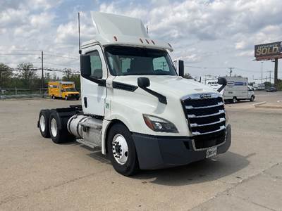 Freightliner Cascadia 126 Day Cab Truck - 435HP, 12 Speed Automatic