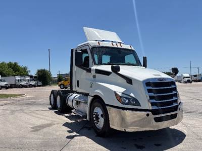 Freightliner Cascadia 126 Day Cab Truck - 450HP, 12 Speed Automatic
