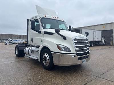 Freightliner Cascadia 126 Single Axle Day Cab Truck - 435HP, 12 Speed Automatic