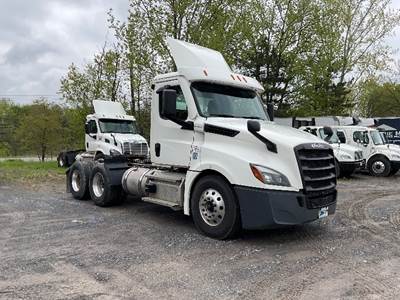 Freightliner Cascadia 126 Day Cab Truck - 450HP, 12 Speed Automatic