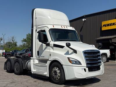 Freightliner Cascadia 126 Day Cab Truck - 455HP, 12 Speed Automatic