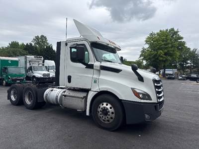 Freightliner Cascadia 126 Day Cab Truck - 435HP, 12 Speed Automatic