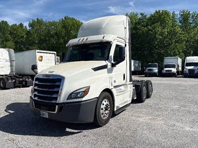 Freightliner Cascadia 126 Day Cab Truck - 400HP, 12 Speed Automatic