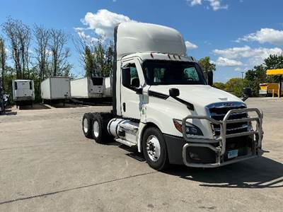 Freightliner Cascadia 126 Day Cab Truck - 455HP, 12 Speed Automatic