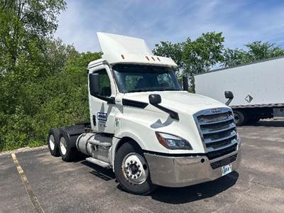 Freightliner Cascadia 126 Day Cab Truck - 435HP, 12 Speed Automatic