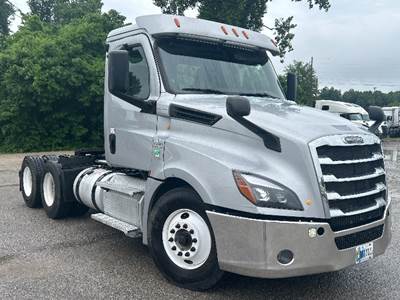 Freightliner Cascadia 126 Day Cab Truck - 455HP, 12 Speed Automatic
