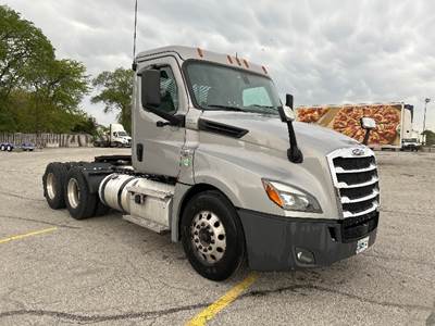 Freightliner Cascadia 126 Day Cab Truck - 455HP, 12 Speed Automatic