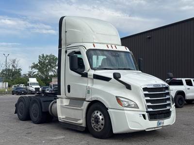 Freightliner Cascadia 126 Day Cab Truck - 455HP, 12 Speed Automatic