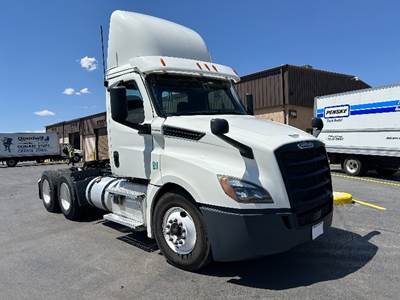 Freightliner Cascadia 126 Day Cab Truck - 435HP, 12 Speed Automatic
