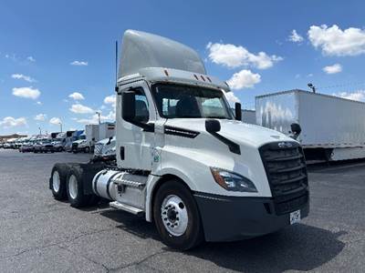 Freightliner Cascadia 126 Day Cab Truck - 435HP, 12 Speed Automatic