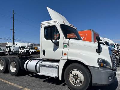 Freightliner Cascadia 126 Day Cab Truck - 455HP, 12 Speed Automatic