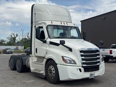 Freightliner Cascadia 126 Day Cab Truck - 455HP, 12 Speed Automatic