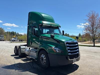 Freightliner Cascadia 126 Day Cab Truck - 455HP, 12 Speed Automatic
