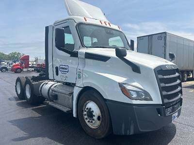 Freightliner Cascadia 126 Day Cab Truck - 435HP, 12 Speed Automatic