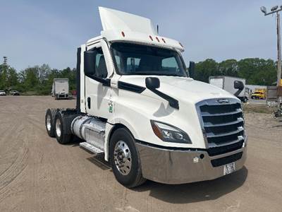 Freightliner Cascadia 126 Day Cab Truck - 455HP, 12 Speed Automatic