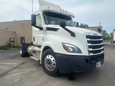 Freightliner Cascadia 126 Single Axle Day Cab Truck - 410HP, 12 Speed Automatic