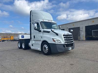 Freightliner Cascadia 126 Day Cab Truck - 435HP, 12 Speed Automatic