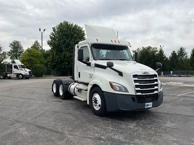 Freightliner Cascadia 126 Day Cab Truck - 435HP, 12 Speed Automatic