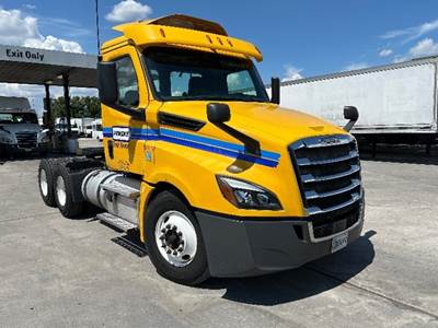 Freightliner Cascadia 126 Day Cab Truck - 435HP, 12 Speed Automatic