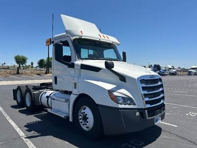 Freightliner Cascadia 126 Day Cab Truck - 455HP, 10 Speed Manual