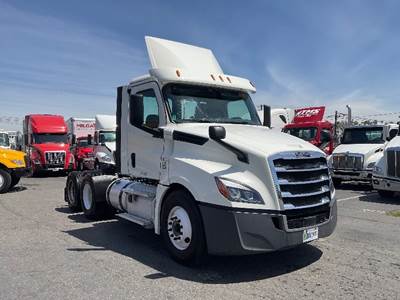 Freightliner Cascadia 126 Day Cab Truck - 435HP, 12 Speed Automatic