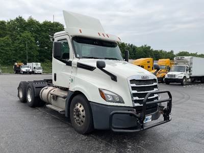 Freightliner Cascadia 126 Day Cab Truck - 435HP, 12 Speed Automatic