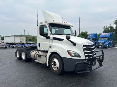 Freightliner Cascadia 126 Day Cab Truck - 435HP, 12 Speed Automatic