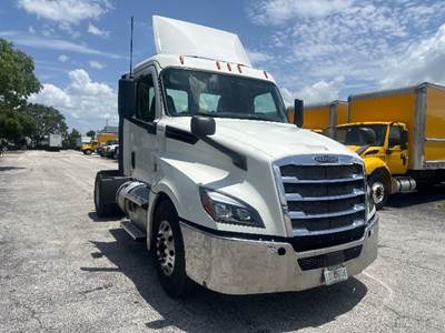 Freightliner Cascadia 126 Single Axle Day Cab Truck - 435HP, 12 Speed Automatic