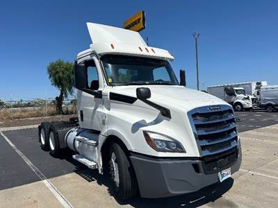 Freightliner Cascadia 126 Day Cab Truck - 455HP, 10 Speed Manual