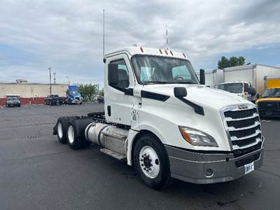 Freightliner Cascadia 126 Day Cab Truck - 450HP, 12 Speed Automatic
