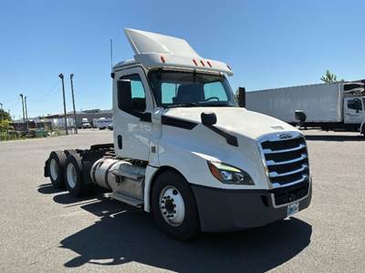 Freightliner Cascadia 126 Day Cab Truck - Cummins 400HP, 13 Speed Automatic