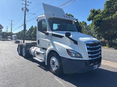 Freightliner Cascadia 126 Day Cab Truck - Cummins 400HP, 13 Speed Automatic