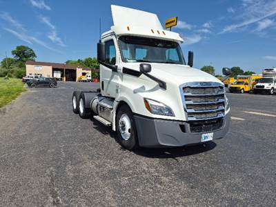 Freightliner Cascadia 126 Day Cab Truck - Cummins 400HP, 13 Speed Automatic