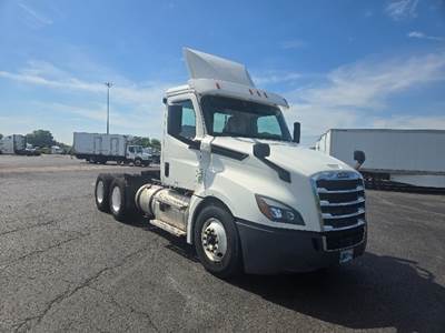 Freightliner Cascadia 126 Day Cab Truck - Cummins 400HP, 13 Speed Automatic