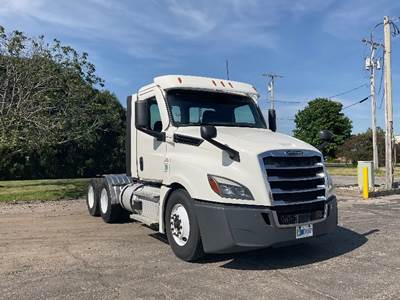 Freightliner Cascadia 126 Day Cab Truck - 455HP, 12 Speed Automatic