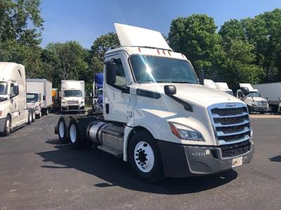 Freightliner Cascadia 126 Day Cab Truck - 435HP, 12 Speed Automatic
