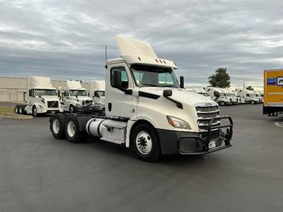 Freightliner Cascadia 126 Day Cab Truck - Cummins 400HP, 13 Speed Automatic