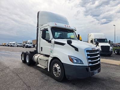 Freightliner Cascadia 126 Day Cab Truck - Cummins 450HP, 10 Speed Automatic