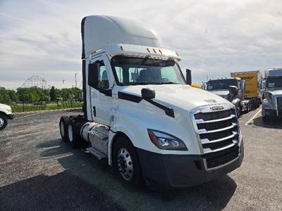 Freightliner Cascadia 126 Day Cab Truck - Cummins 450HP, 10 Speed Automatic