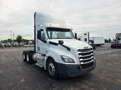 Freightliner Cascadia 126 Day Cab Truck - Cummins 450HP, 10 Speed Automatic