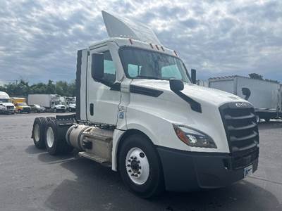 Freightliner Cascadia 126 Day Cab Truck - 455HP, 12 Speed Automatic
