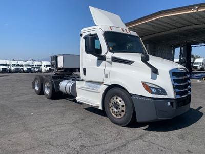 Freightliner Cascadia 126 Day Cab Truck - 435HP, 12 Speed Automatic