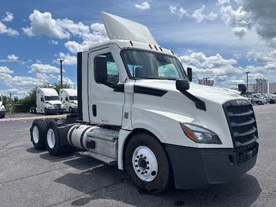 Freightliner Cascadia 126 Day Cab Truck - 455HP, 12 Speed Automatic