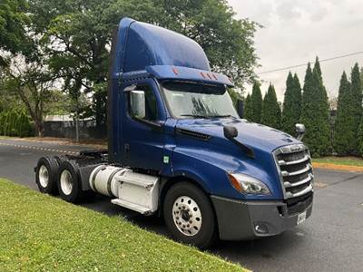 Freightliner Cascadia 126 Day Cab Truck - 455HP, 12 Speed Automatic