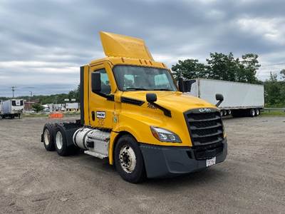 Freightliner Cascadia 126 Day Cab Truck - 435HP, 12 Speed Automatic