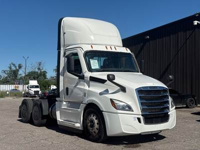 Freightliner Cascadia 126 Day Cab Truck - 455HP, 12 Speed Automatic